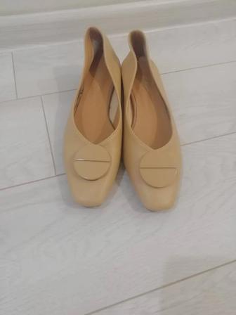 Продам туфли женские на низком каблуке бежевые размер 38