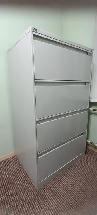 Шкаф металлический с выдвижными ящиками.