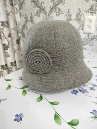 Продам женскую шляпку свелокоричнегова цвета с розочкой осень весна
