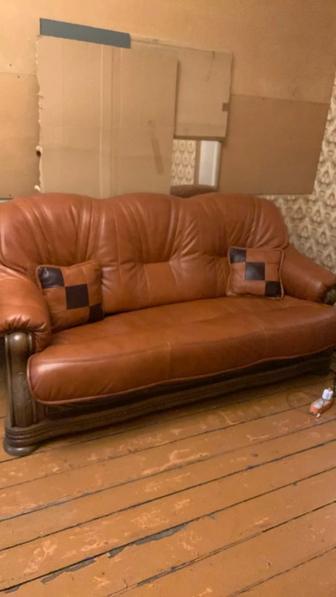 Продам кожаные диван и кресло (Беларусь).