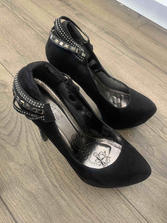 продаются чёрные замшевые туфли 7-14 см размер 39