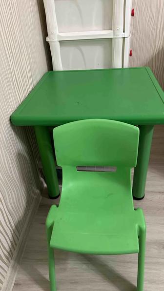Продам детский стол стулья