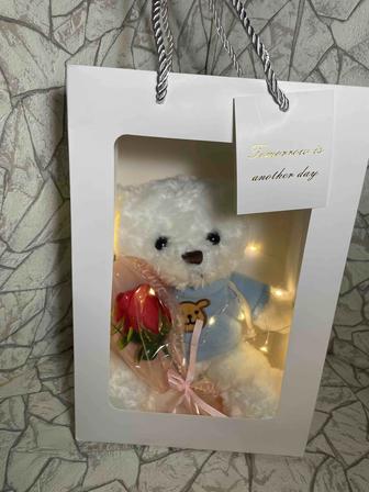 Красивый белый мишка с цветами на подарок