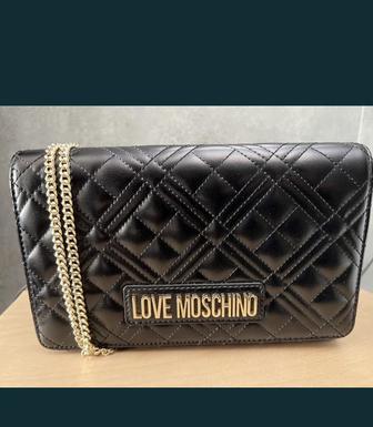 Продаю сумочку Love Moschino
