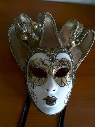 маски маскарадные из Венеции, большие и маленькие, сувенирные.