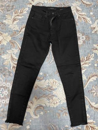 продам черные скинни джинсы 26 размера
