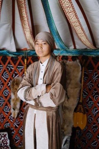 Подростковый коричневый национальный этно шапан на прокат в Алматы