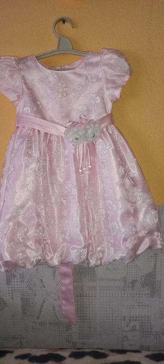 Продам платье на девочку до 4 лет нежно розового цвета в отличном состочнии