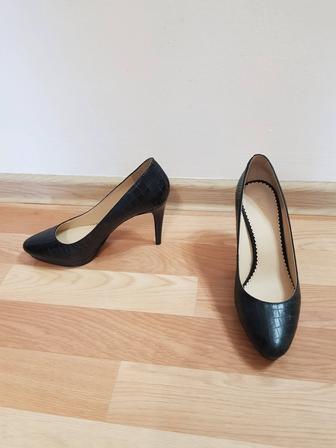 Туфли женские черные с течением, высокий каблук, р. 38.