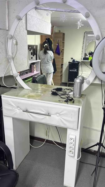 Кресло парикмахера и зеркало для визаж