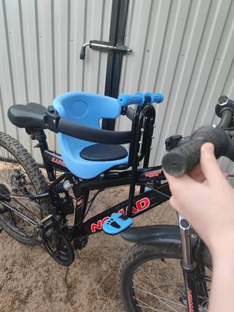 Велосипед и кресло для велосипеда