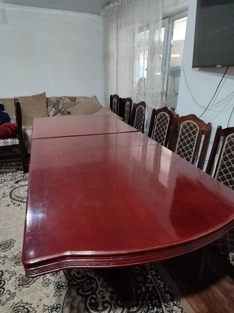 Продам стол в гостиную красное дерево длинна стола 240сантиметров ширина98