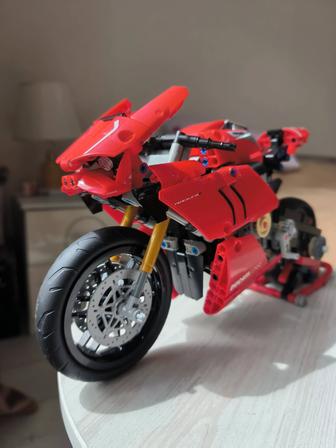 Продам Lego Ducati Panigale V4 R