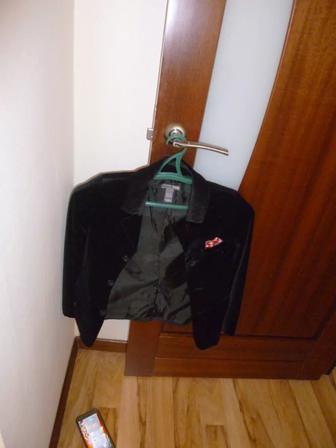 Продам черный велюровый пиджак детский на 4-6 лет