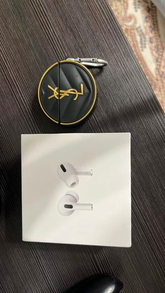 Продам Наушники Apple AirPods Pro with Lightning белый в отличном состоянии