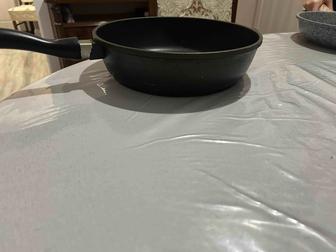 Сковорода с антипригарным покрытием в отличном состоянии диаметр 28 см