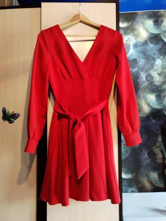 Красивое красное платье с ремешком.