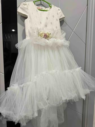 Продам белое платье для девочки в отличном состоянии на 6лет. Турция