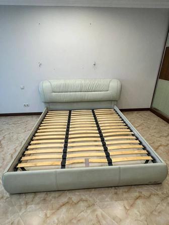 Продаю кровать из натуральной кожи, без матраса, самовывоз