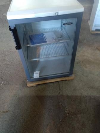 Продам витринный холодильник Бирюса 152