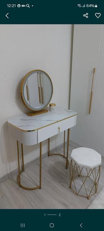 Туалетный столик, пуфик и зеркало