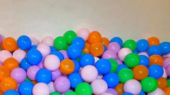 Разноцветные пластиковые шарики