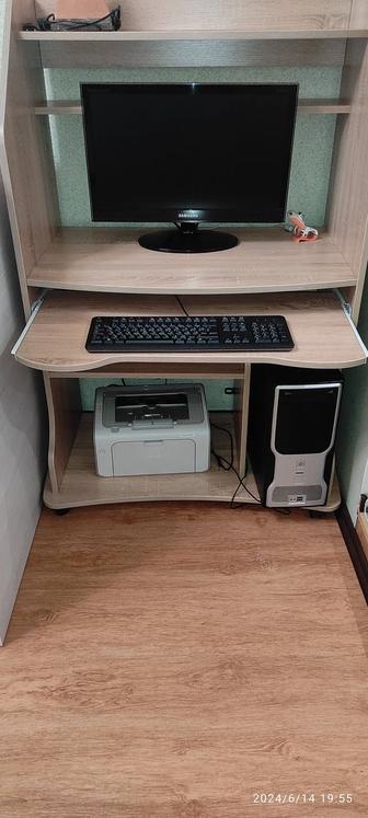 Компьютерный стол в комплекте с компютером и принтер