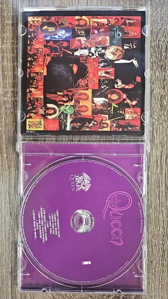 Диски CD легендарных групп The Beatles и Qween