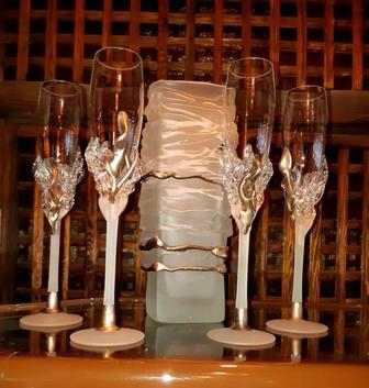 Дизайнерский набор из четырёх фужеров и вазы в обрамлении серебра.