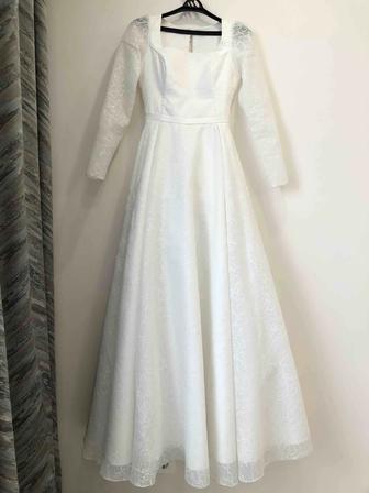 Свадебное платье полный комплект-ободок, букет,фата, подюбник-кольцо.