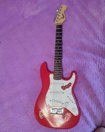 Продам электрогитара 3/4 Fender squier ministrater red