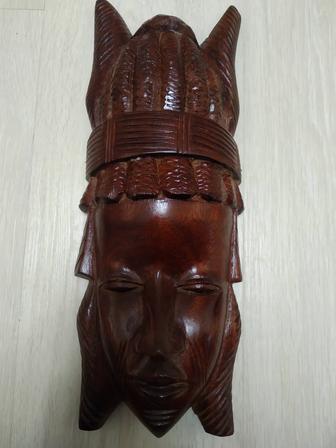 Продаю этническую маску из красного дерева