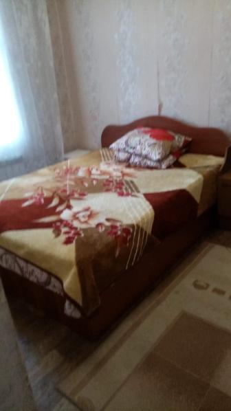Двуспальная кровать с матрацем, длина 2 метра, ширина 1,6. В хорошем состоя