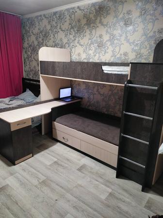 Кровать двухъярусная с рабочим столом и шкафом для одежды