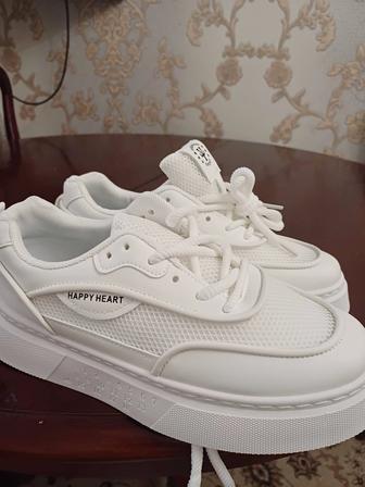 Продам кросовки белые новые