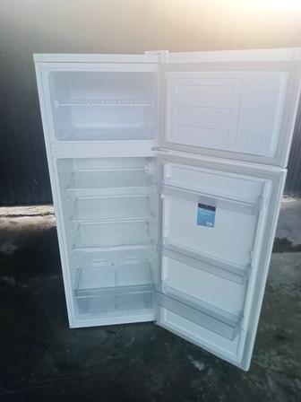 Холодильник почти новый работает отлично в использовании 6 месяцев
