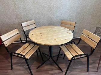 Стол и стулья для сада, или кафе