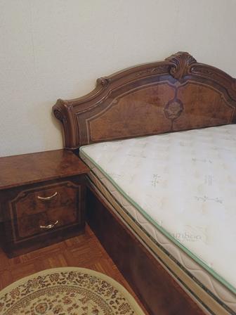 Продается двухспальная кровать с матрасом и двумя тумбочками