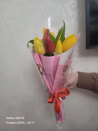 Тюльпаны свежие букет из 12тюльпанов с оформлением