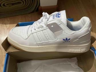 Белые кроссовки Adidas