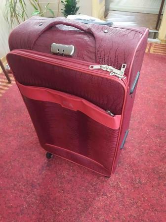 Продам чемодан цвет бордовый
