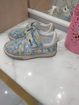 Продам детский обувь кроссовки