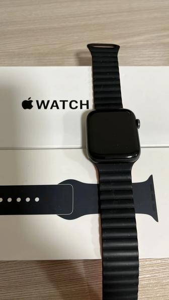 Продам Apple Watch SE 32гб почти новые на горантии 4 ремешка в подарок