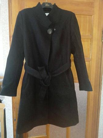 Черное короткое пальто с поясом,классика,50р, б/у
