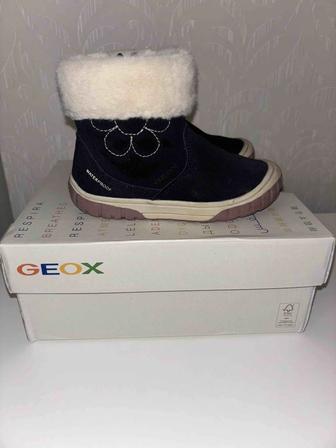 Продам детские осенние сапоги Geox