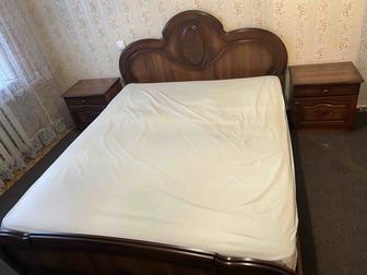 Двухспальная кровать с матрасом и прикроватными тумбами