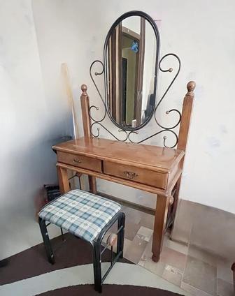 Туалетный столик, трюмо с зеркалом и столиком + стульчик