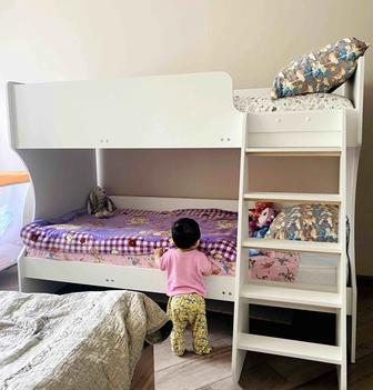 Детская двухъярусная кровать с матрацем