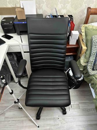 Офисное кресло для компьютера в хорошем состоянии