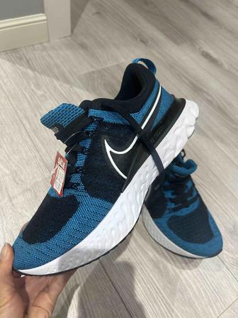 Новые кроссовки Nike